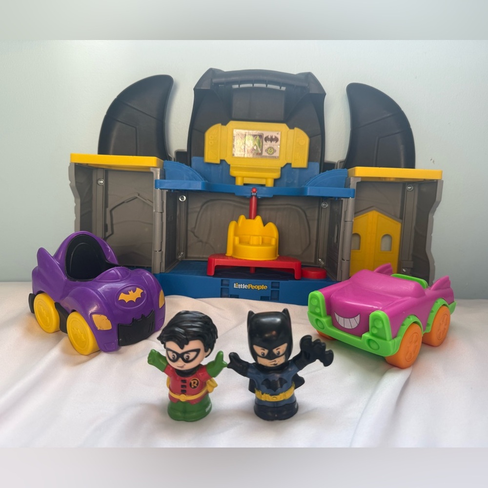 Fisher-Price Little People Batman Playset with Batcave and Figures